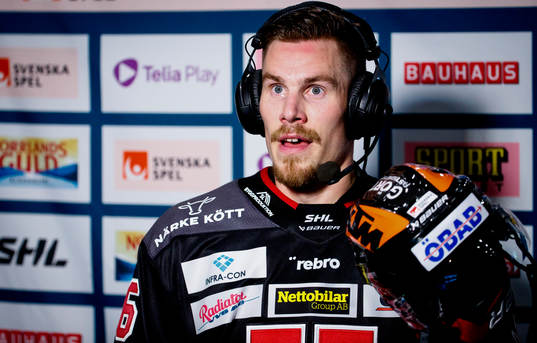 Örebros Emil Larsson blir intervjuad