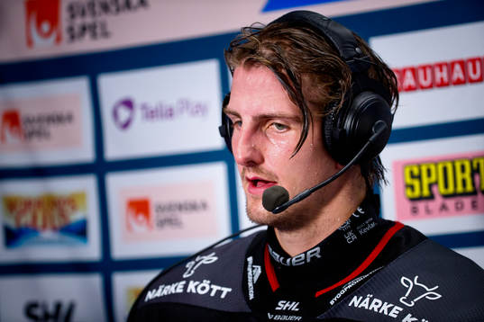 Örebros Philip Holm blir intervjuad