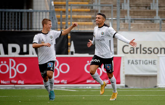 Örebros Ahmed Yasin jublar med Samuel Dahl vid 2-0 målet