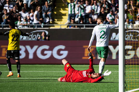 Hammarbys målvakt Davor Blazevic har ont
