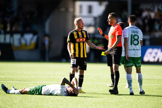 Häckens Mikkel Rygaard Jensen reagerar mot Domare Victor