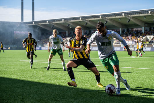 Hammarbys Mohanad Jeahze och Häckens Mikkel Rygaard Jensen