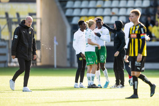 Hammarbys Nathaniel Adjei tröstas av lagkamrater