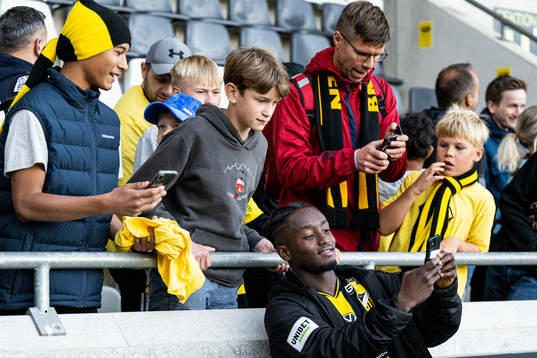 Häckens Ibrahim Sadiq tar selfies med ungdomar