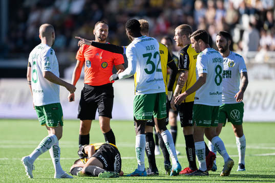 Spelare ur båda lagen reagerar på domslut av domare