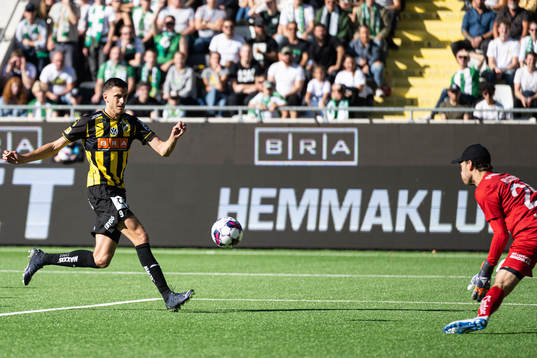 Häckens Alexander Jeremejeff och Hammarbys målvakt Davor