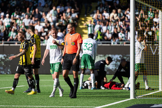 Hammarbys Darijan Bojanic diskuterar med domare Victor Wolf