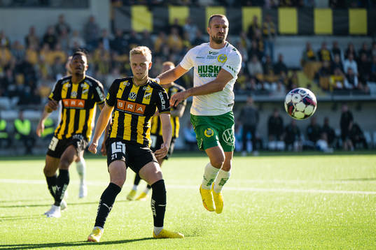 Häckens Tomas Olai Totland och Hammarbys Veton Berisha