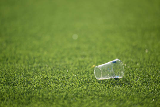 Inkastat ölglas på planen