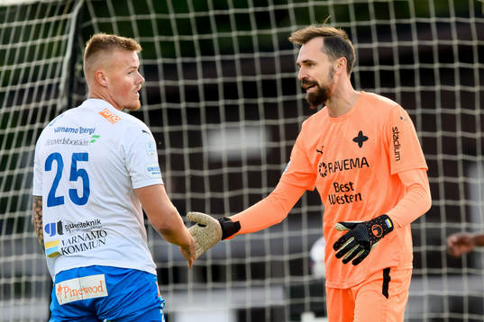 Värnamos Felix Wennergrund och målvakt Pilip