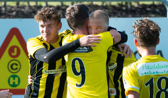 IFK Hässleholms Olle Kjellman Olblad grattas av Max