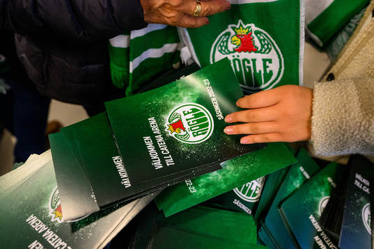 Programblad delas ut till publiken