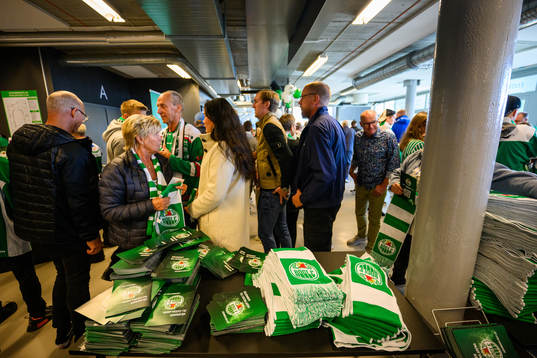 Publiken får halsdukar vid insläppet