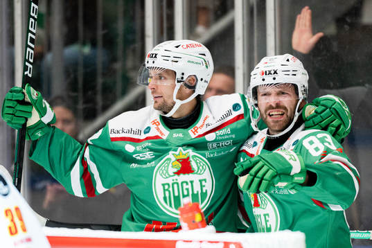 Rögles Daniel Zaar och Riley Sheen jublar