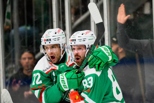 Rögles Daniel Zaar och Riley Sheen jublar