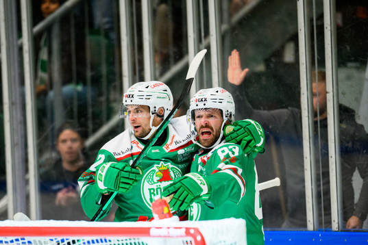 Rögles Daniel Zaar och Riley Sheen jublar