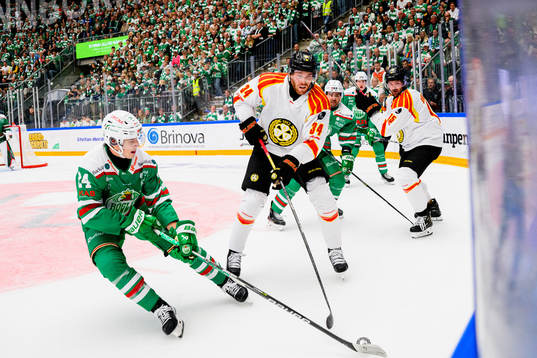 Brynäs Oscar Eklind bevakas av Rögles Marco Kasper