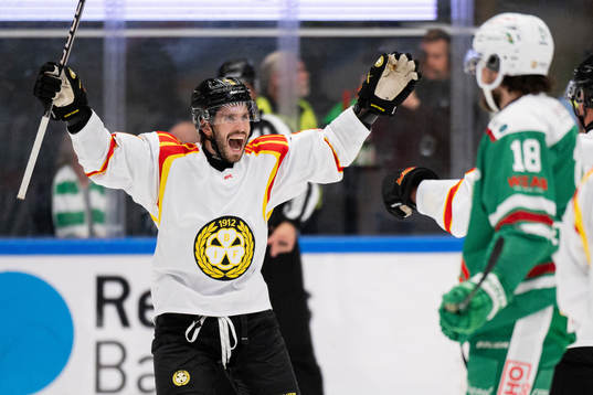 Brynäs Oula Palve jublar