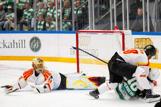 Rögles Dennis Everberg oroar framför Brynäs Anton Rödin