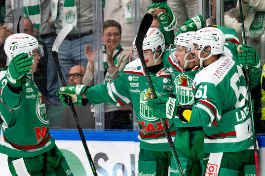 Rögles Samuel Jonsson jublar med lagkamrater
