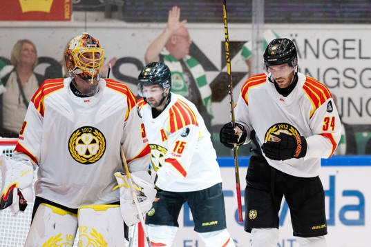 Brynäs målvakt Anders Lindbäck och Oscar Eklind deppar