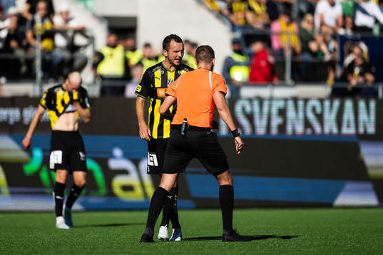 Häckens Even Hovland reagerar mot Domare Victor Wolf