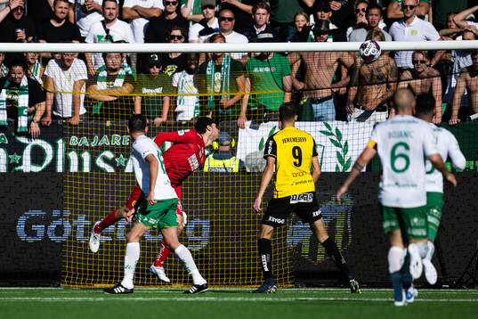 Hammarbys målvakt Davor Blazevic ser bollen ta i ribban