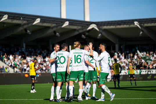 Hammarbys Gustav Ludwigson jublar med lagkamrater