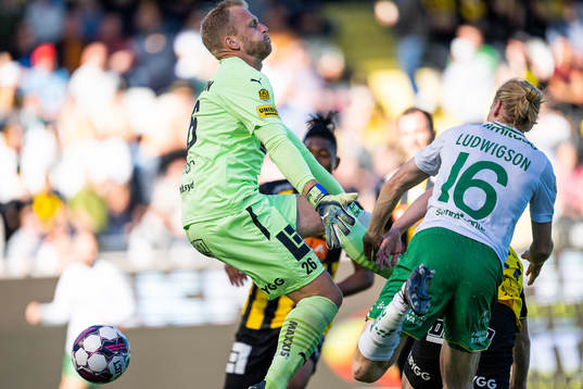 Häckens målvakt Peter Abrahamsson släpper in 0-1 från