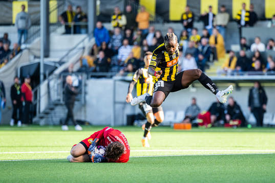 Hammarbys målvakt Davor Blazevic och Häckens Ibrahim Sadiq