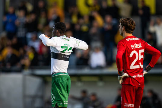 Hammarbys Nathaniel Adjei och målvakt Davor Blazevic deppar