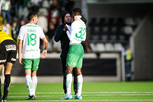 Hammarbys Darijan Bojanic tröstar Nathaniel Adjei