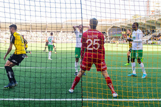 Hammarbys Loret Sadiku, målvakt Davor Blazevic deppar med