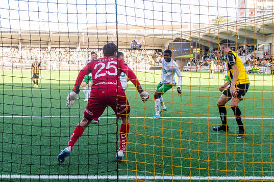 Hammarbys Nathaniel Adjei gör självmål till 1-1 framför