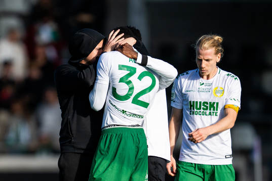 Hammarbys Darijan Bojanic tröstar Nathaniel Adjei