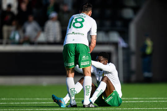 Hammarbys Loret Sadiku tröstar Nathaniel Adjei