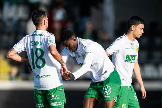 Hammarbys Loret Sadiku tröstar Nathaniel Adjei