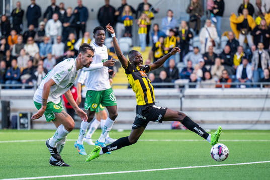 Hammarbys Loret Sadiku och Häckens Blair Sebastian Turgott