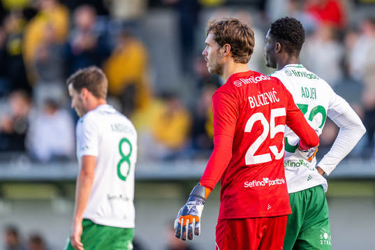 Hammarbys målvakt Davor Blazevic och Nathaniel Adjei deppar