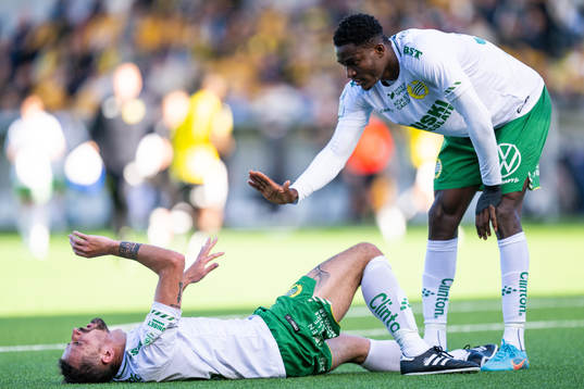 Hammarbys Loret Sadiku har ont och ses om av Nathaniel Adjei