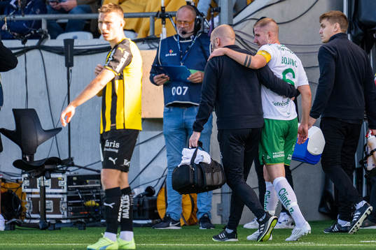 Hammarbys Darijan Bojanic får hjälp av plan