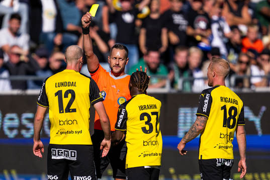 Domare Victor Wolf varnar Valgeir Fridriksson och Ibrahim