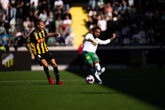 Häckens Simon Gustafson och Hammarbys Mohanad Jeahze
