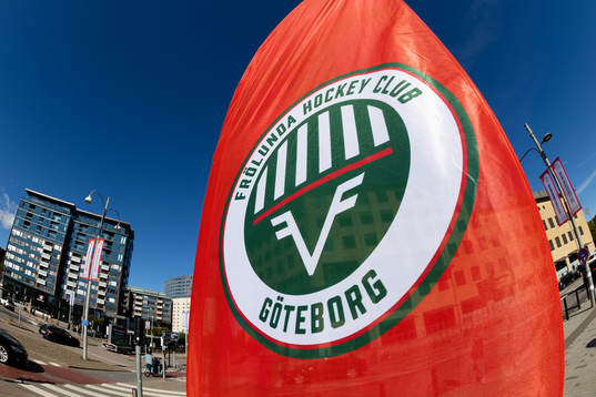 En flagga med Frölundas klubbmärke utanför Scandinavium