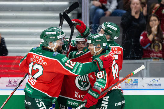 Frölundas Jere Innala jublar med lagkamrater