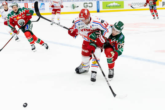 Timrås Jacob Blomqvist och Frölundas Radan Lenc