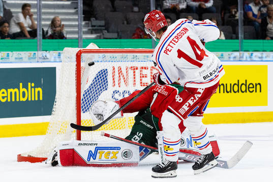 Timrås Emil Pettersson sätter en straff i mål på