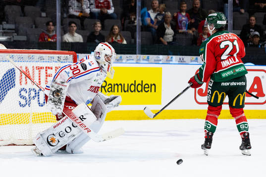 Timrås målvakt Jacob Johansson jublar