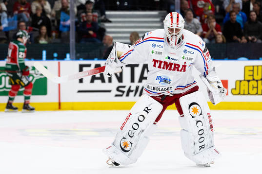 Timrås målvakt Jacob Johansson jublar