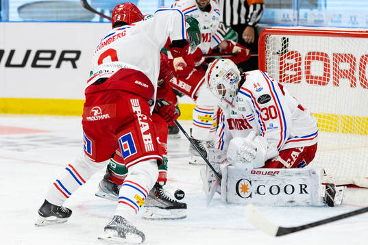 Timrås målvakt Jacob Johansson räddar ett avslut från